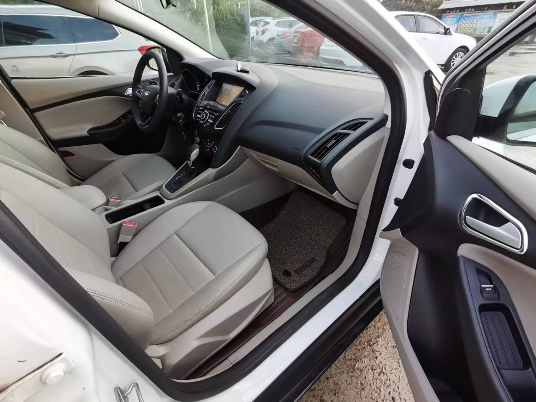 新到18年福特福克斯三厢经典舒适型智行版,自动挡1.