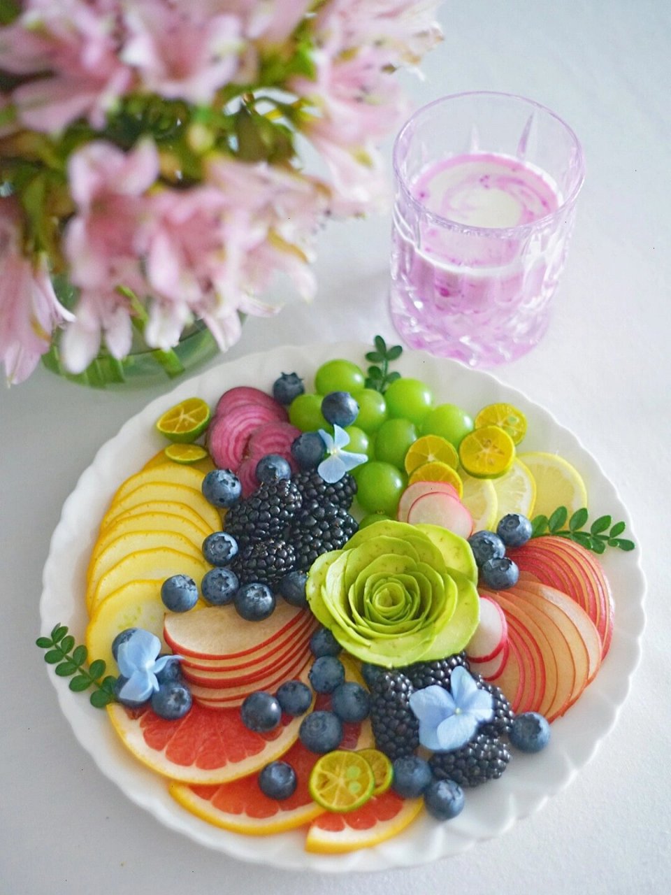 今日份|牛油果05水果拼盘 夏天的花,骤开骤落,就像六月的天,说变就