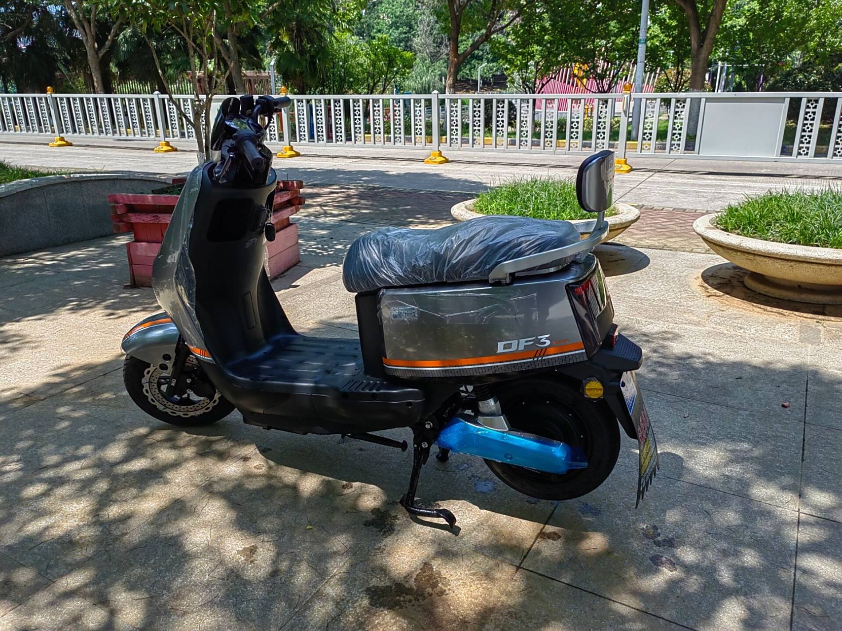 能跑100公里的电动车新日df3 在南京,现在都可以租电动车了,这款是