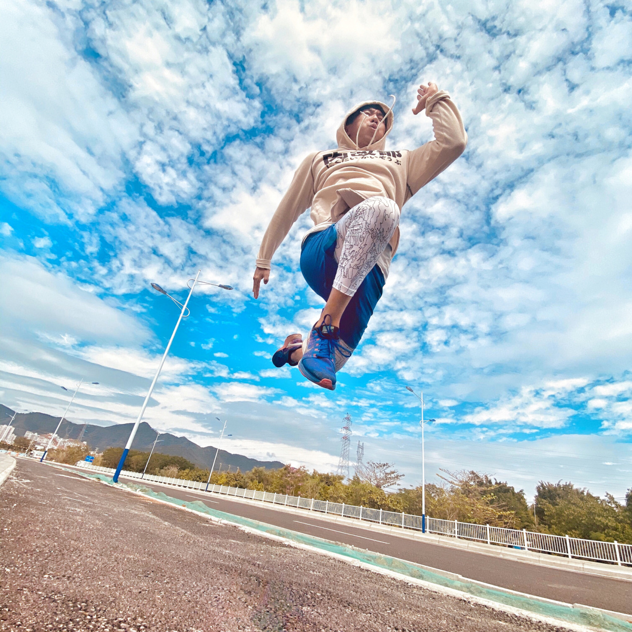 运动感十足的跑步照片 如何拍摄 有一起跑步的朋友可以蹲下俯身拍 开