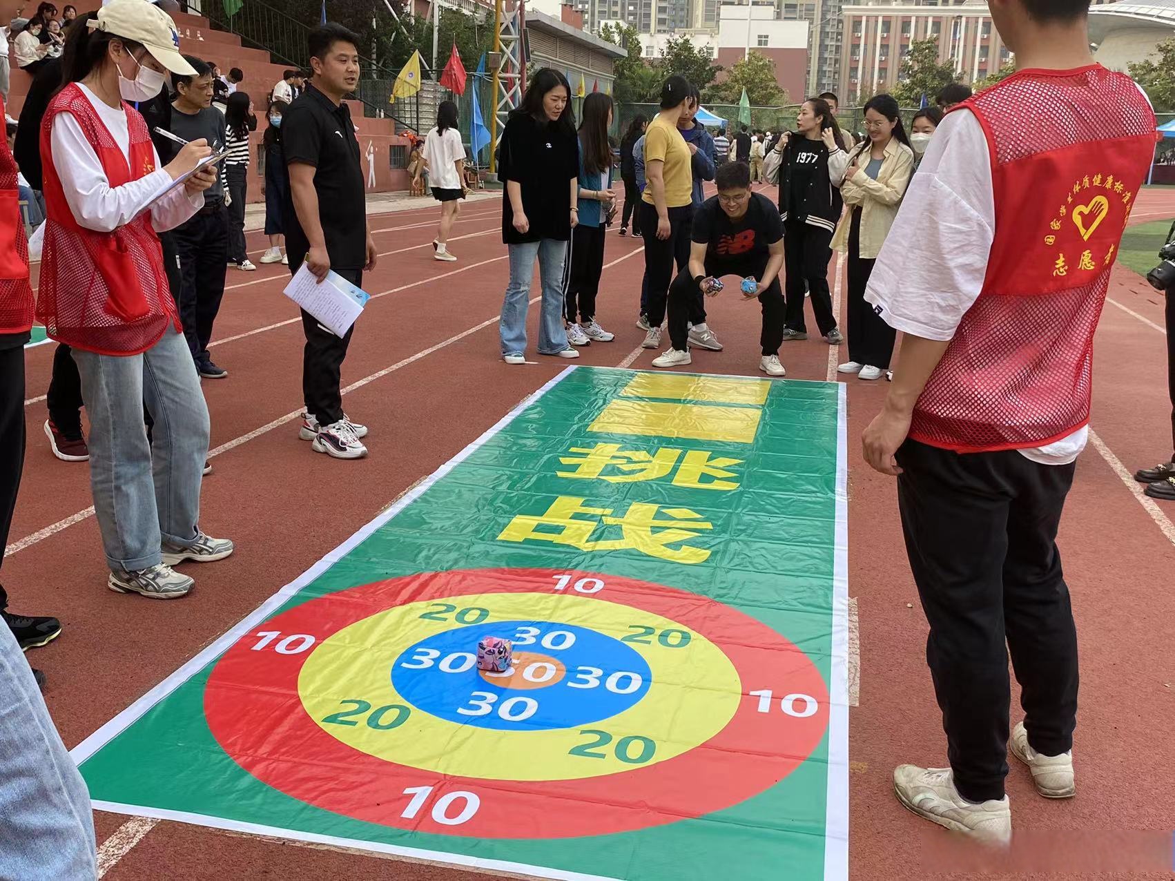 手中的沙包带着你的希望去实现你的理想,沙包稳稳小学生沙包投掷图片