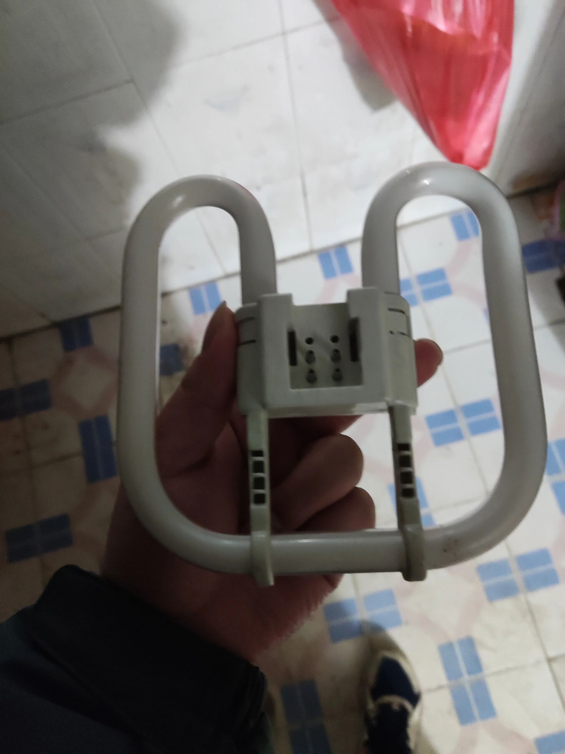 卡扣数量看灯的大小,小的一般就两个.