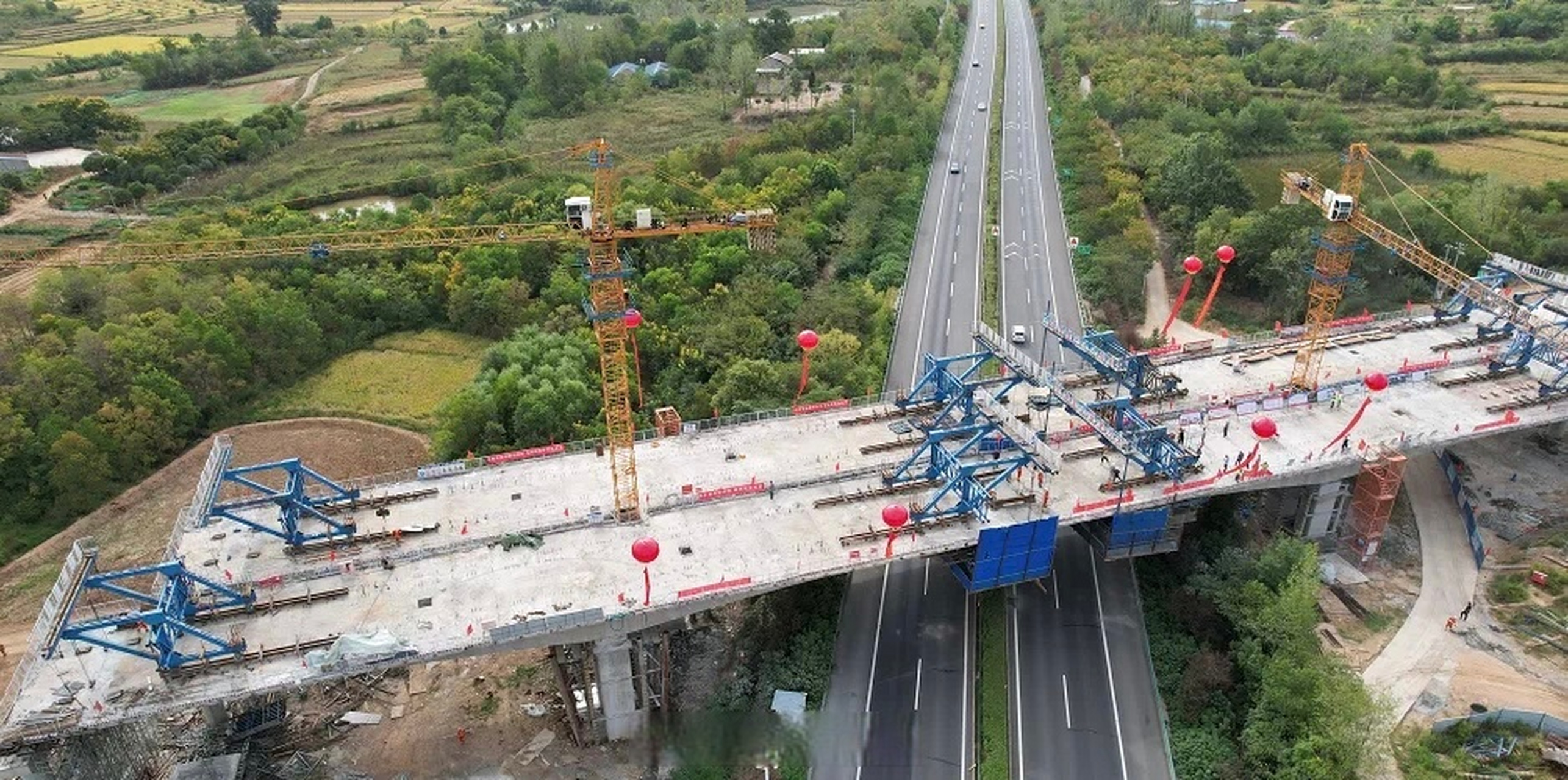 六安事儿# 【s244项目上跨济广高速分离立交桥顺利合龙!