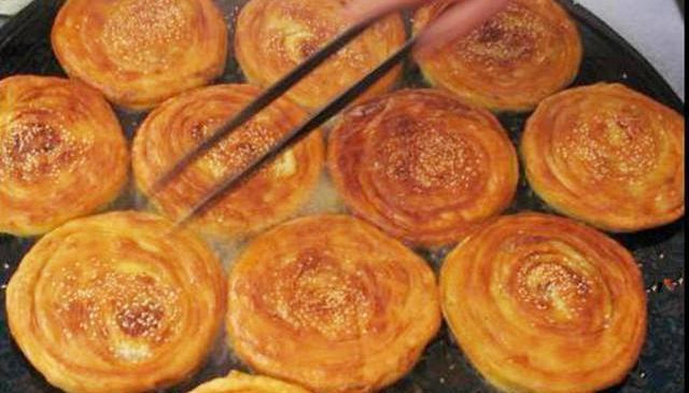 绵阳本地特色小吃"梓潼酥饼" 梓潼酥饼又叫"薄脆子".