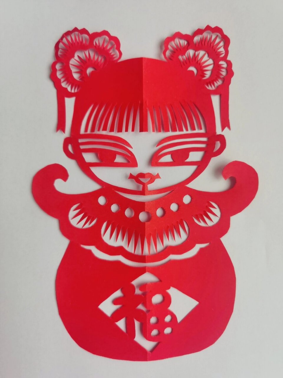 通过下面这个牡丹娃娃剪纸全过程我们就清楚了.