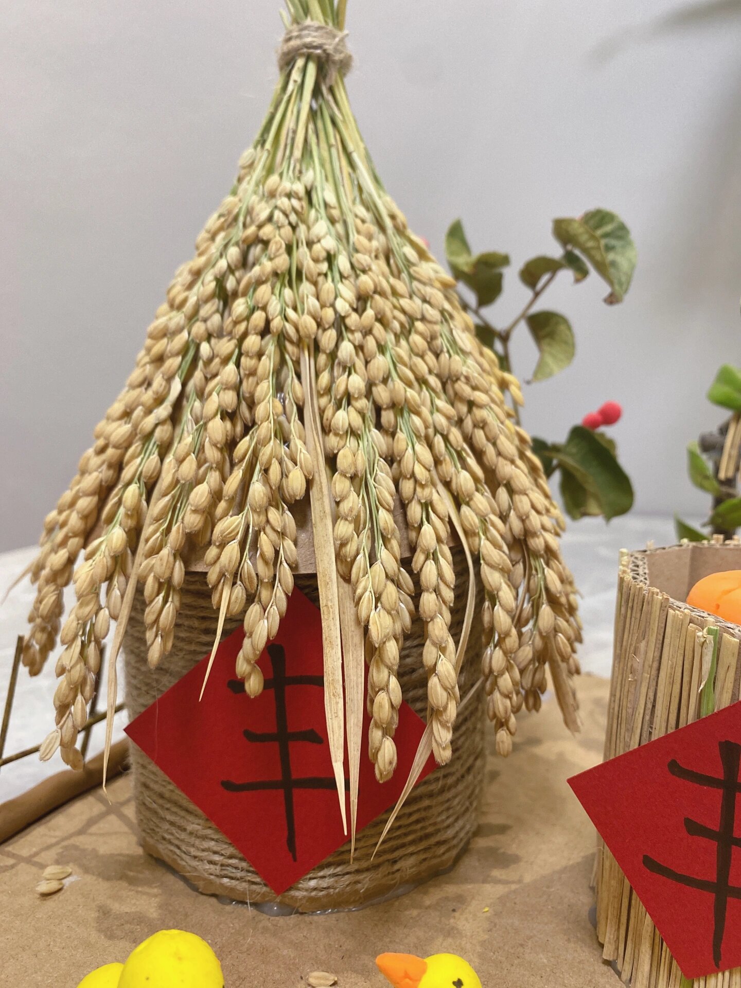 童享创意 遇"稻"幸福  学校布置的稻草手工