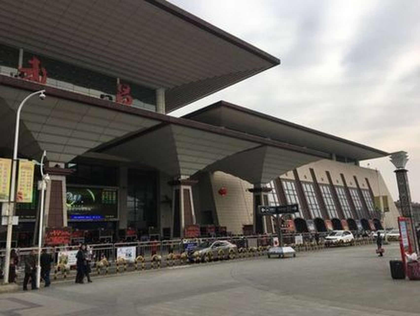 武昌火车站禁止农民工带瓦刀进站# 湖北武昌火车站工作人员对农民工