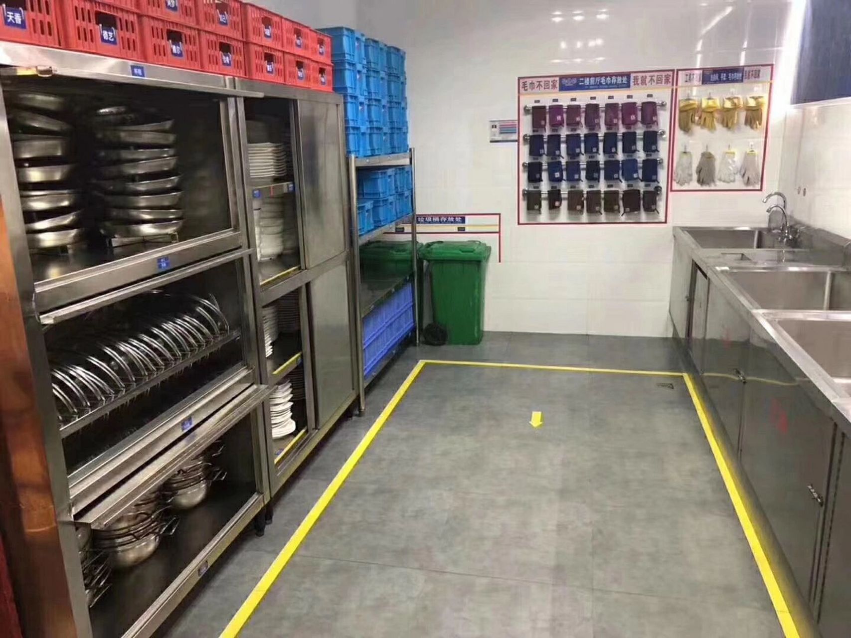 5d厨房落地[实拍] *区域划分清晰 *动线标示清晰 *物料归类清晰 *厨杂