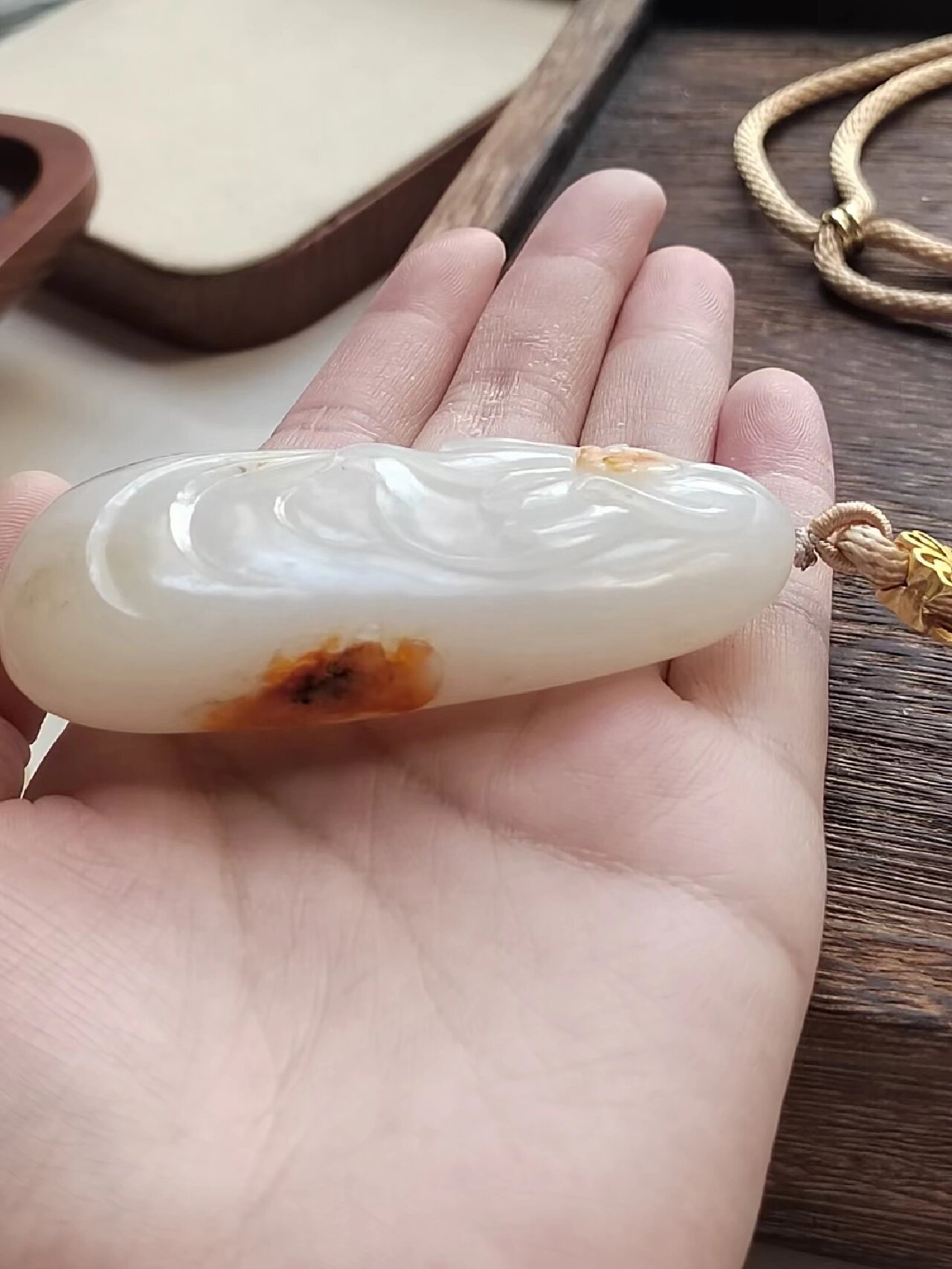 收藏级～俄籽料红皮白肉和田玉手把件