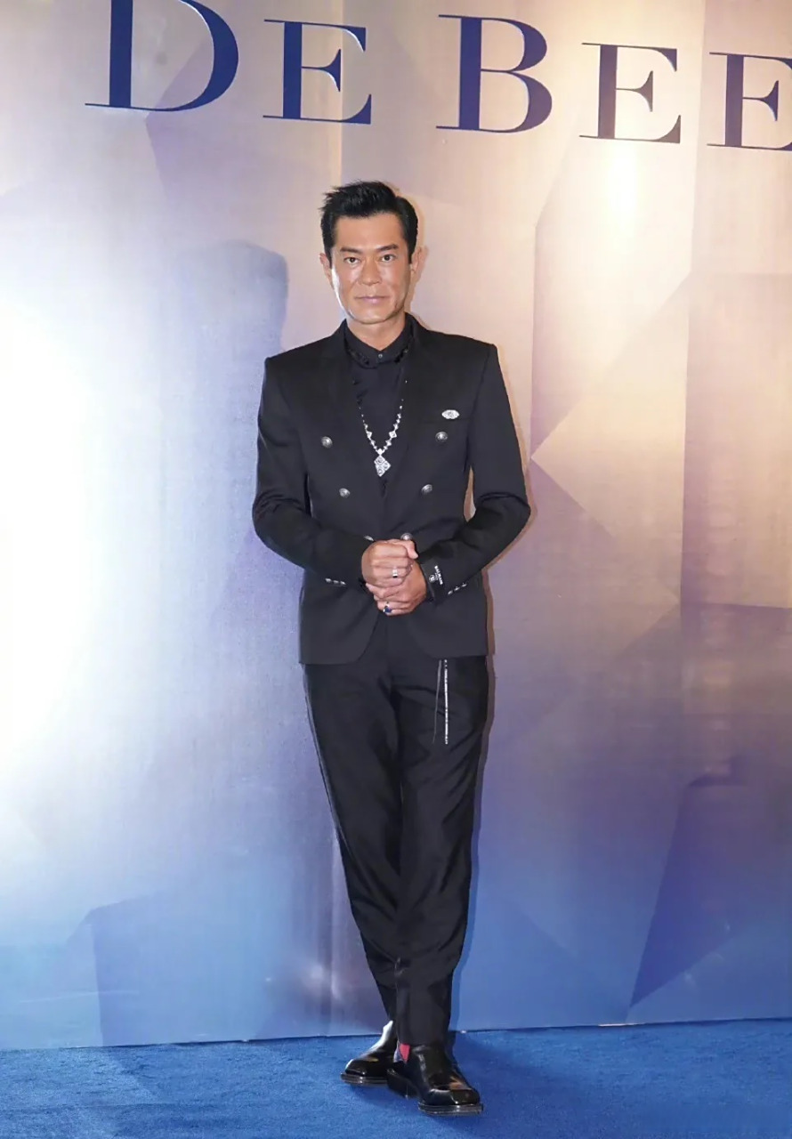 古天乐与旗下艺人周秀娜一起现身品牌活动,而且还是同框合影.