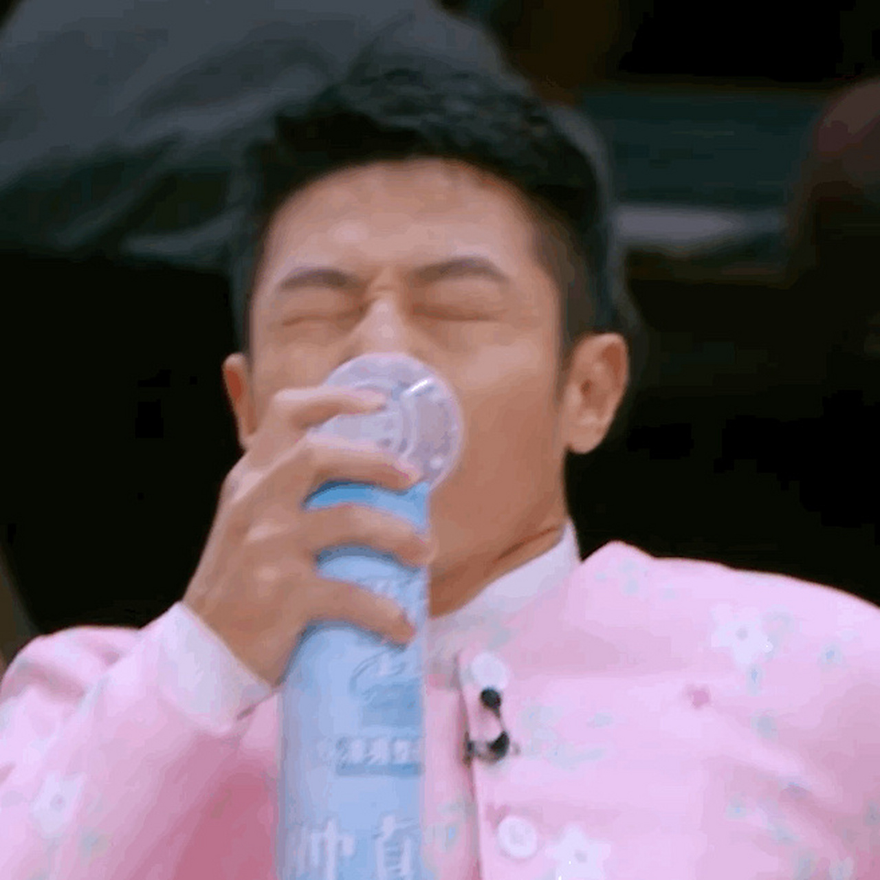 撒贝宁吸氧表情包最新9615 哈哈哈哈哈哈哈哈哈哈哈哈哈撒贝宁 你