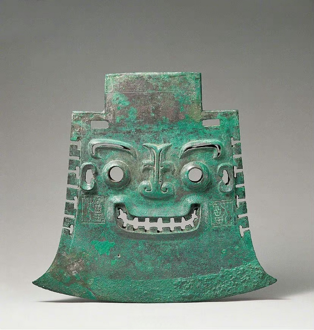 【#商代青铜器撞脸坏笑表情包#[坏笑]】双目圆睁,嘴角上扬,口中露出