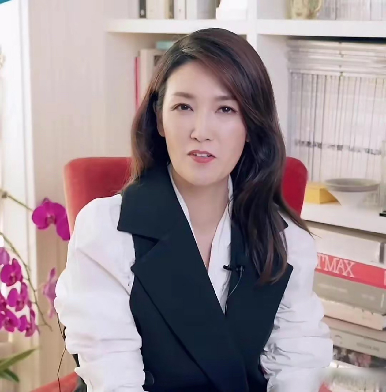 芭莎新的主编沙小荔待人接物更温婉,现场明星们排队上前打招呼,一口一