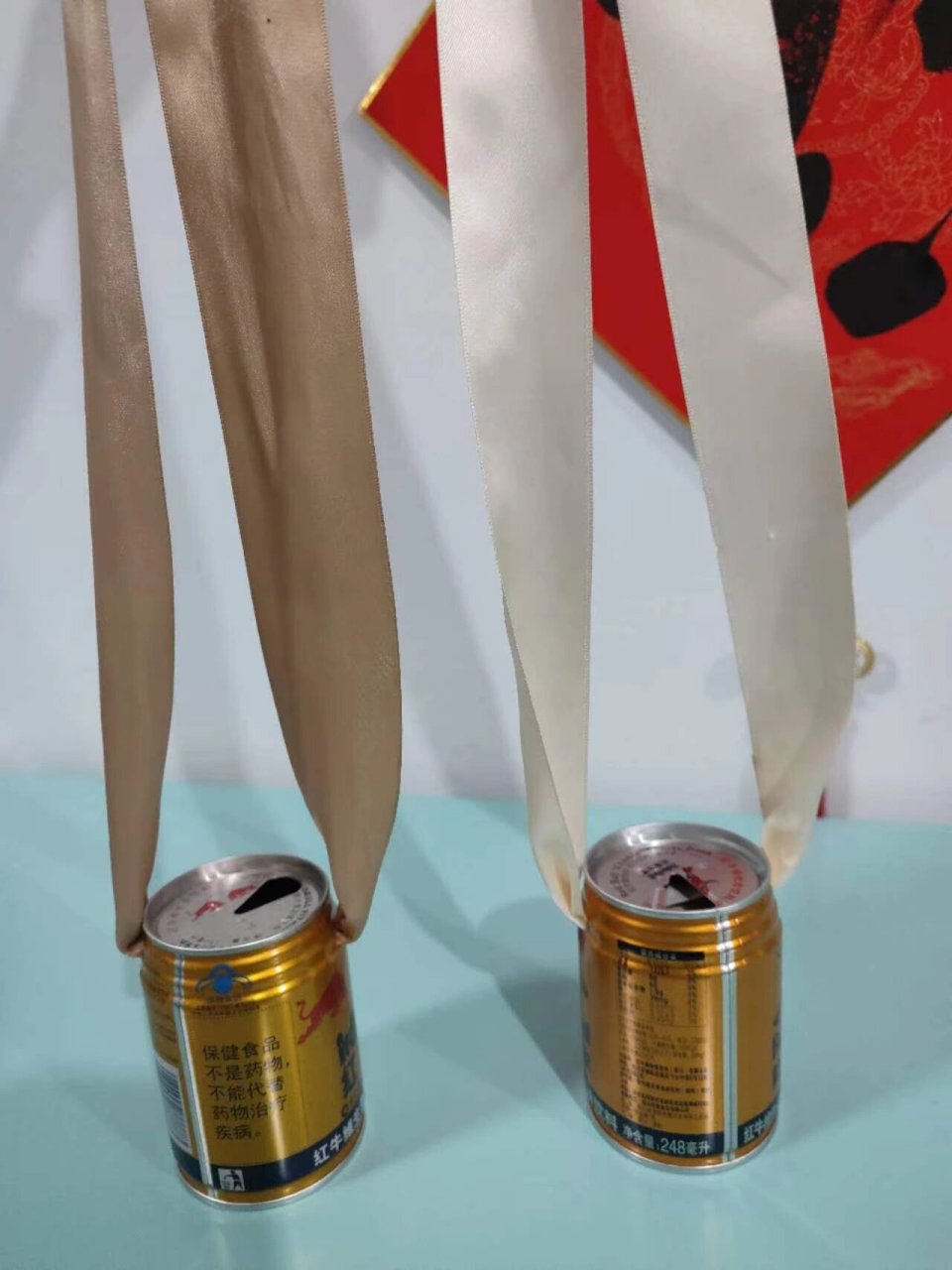 其中有一项是踩高跷. 易拉罐两侧打孔.