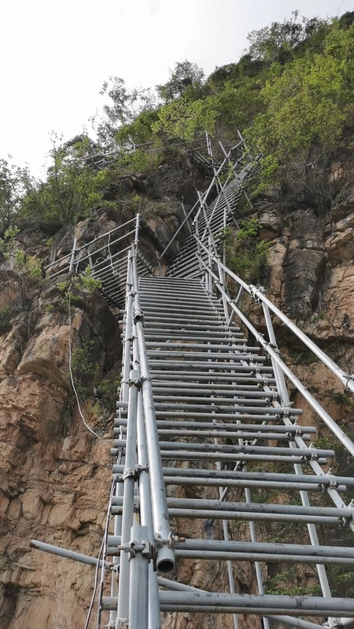 悬崖村 悬崖村,又名天梯村,位于四川省凉山彝族自治州昭觉县古里镇,村