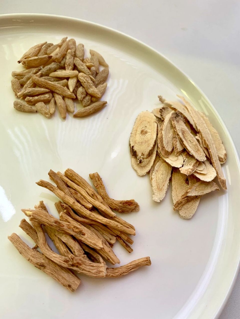 出汗多,一动就大汗淋漓,气短,总犯困,那是气虚了,试试黄芪党参麦冬水!