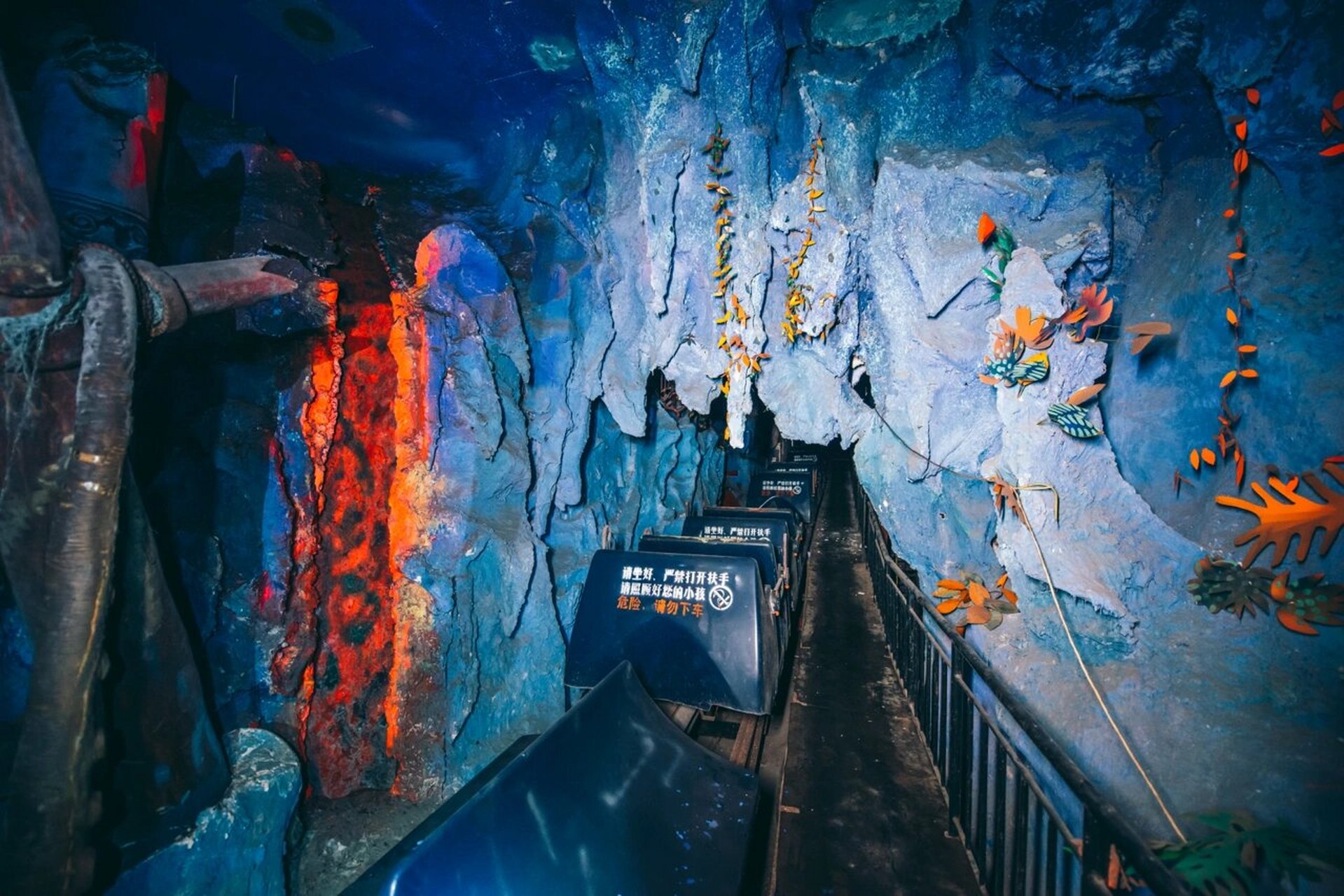 废墟摄影 九龙游乐园地下龙宫1/2 建于上世纪80年代的九龙游乐园运行