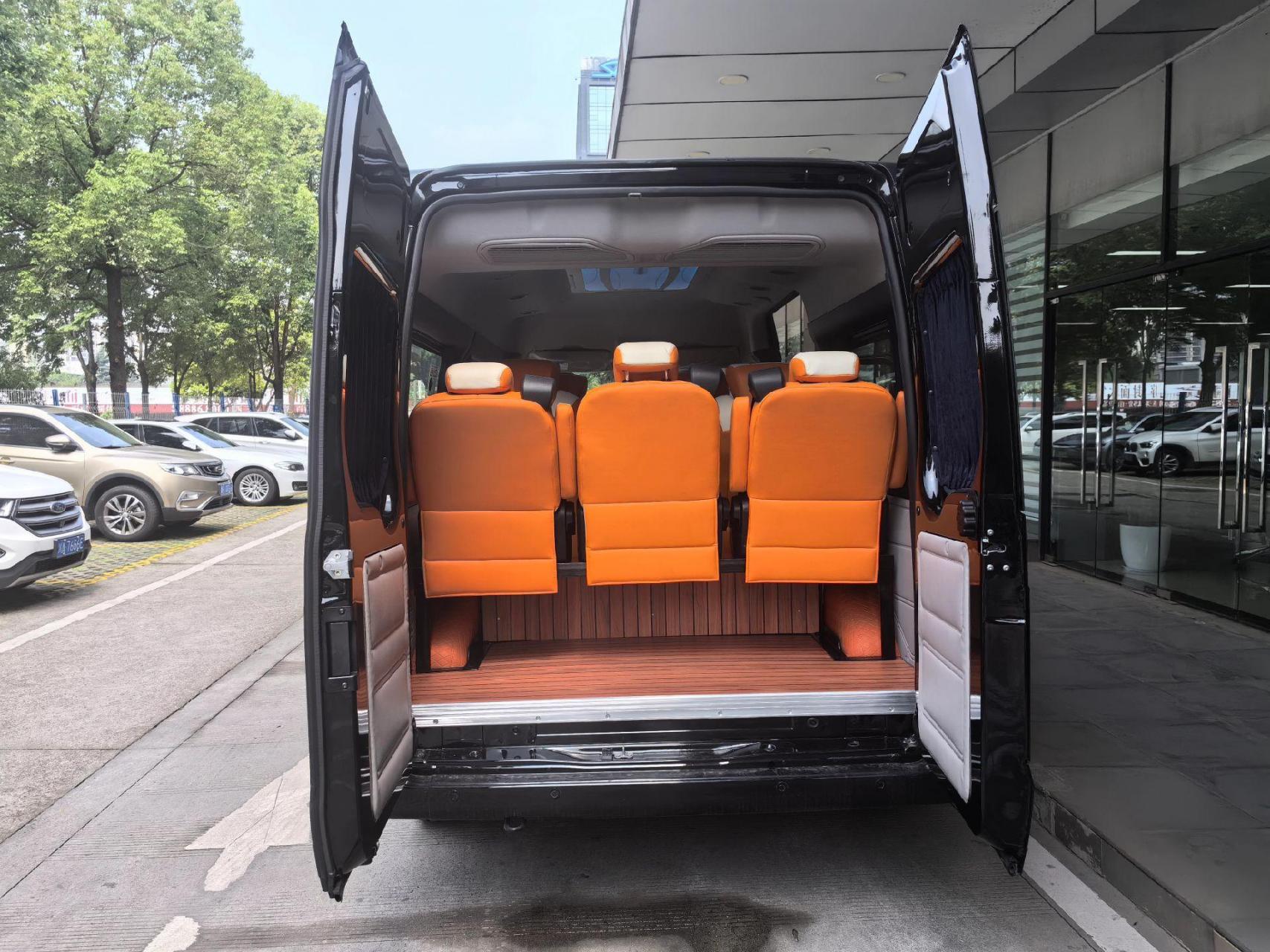 5月11日我们去拉萨了.9座福特保姆车,推荐长途包车使用