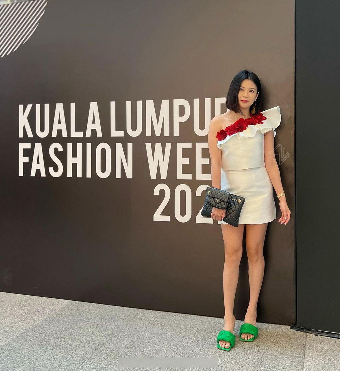 娘娘的新造型[没眼看]鞋子额外瞩目呀