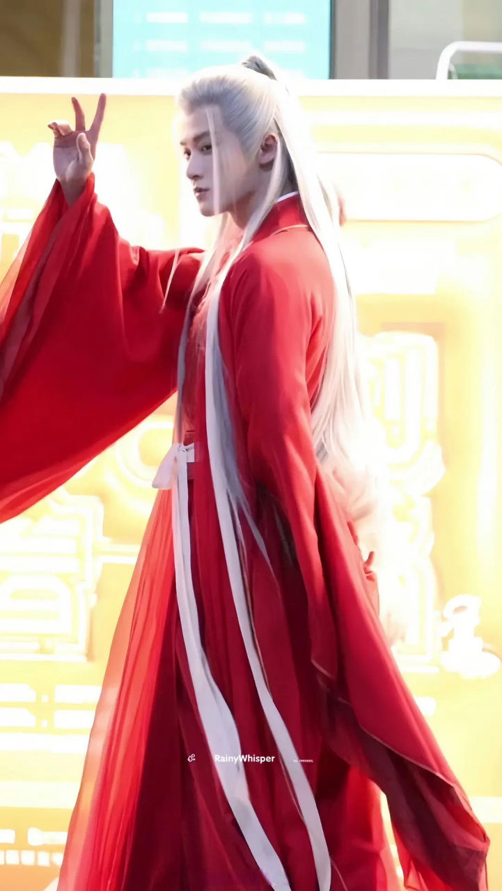 檀健次这个红衣银发造型居然只是综艺环节,感觉比他在长相思里的妆造