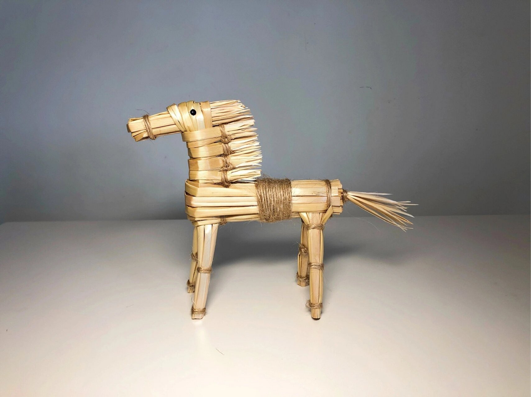 别人不要的小麦秆,我用来做了两匹马 几根小麦秆 一段麻绳 两小时的