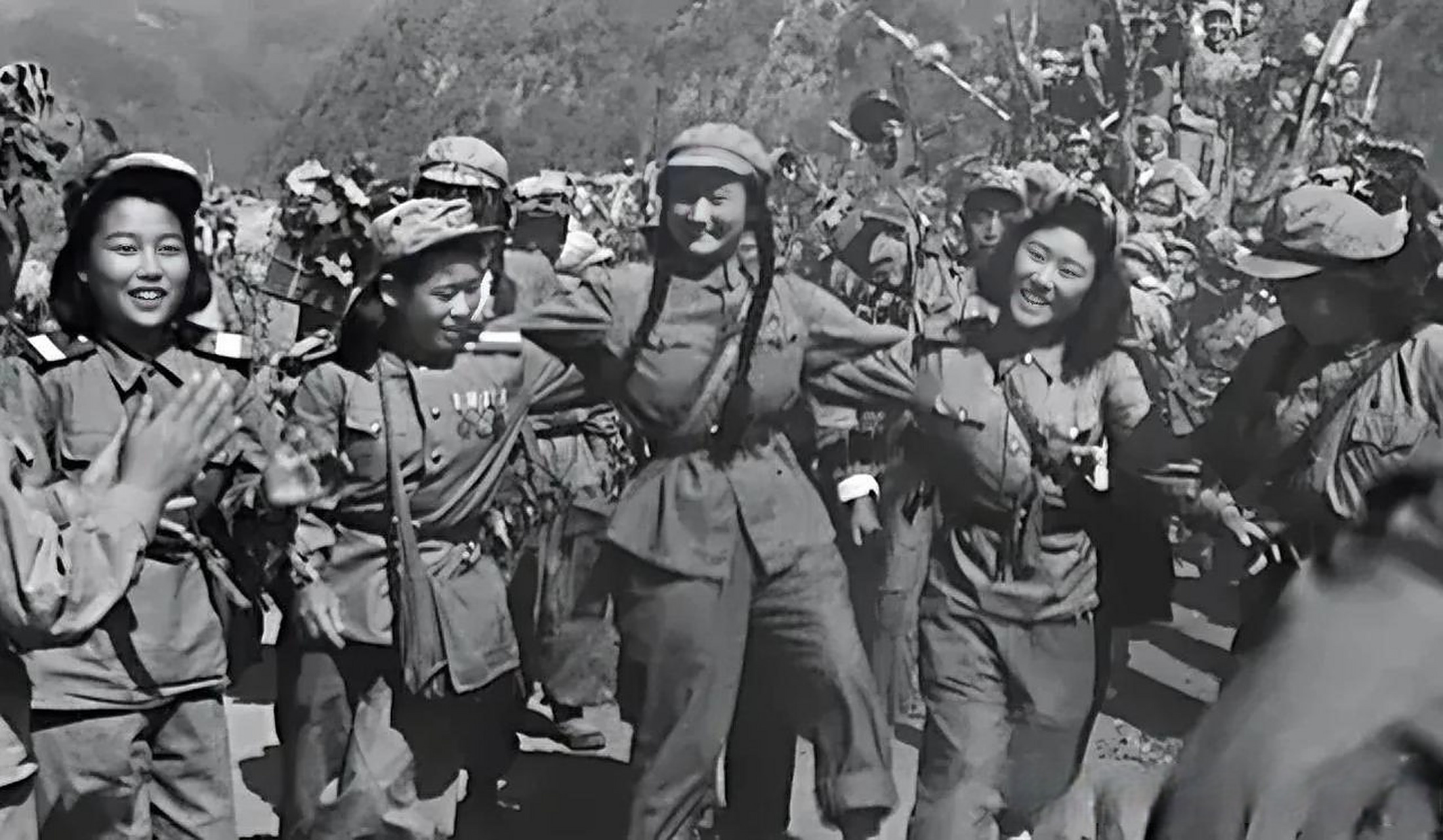 1951年6月,在抗美援朝第五次战役中,中朝两囯军队胜利汇师.