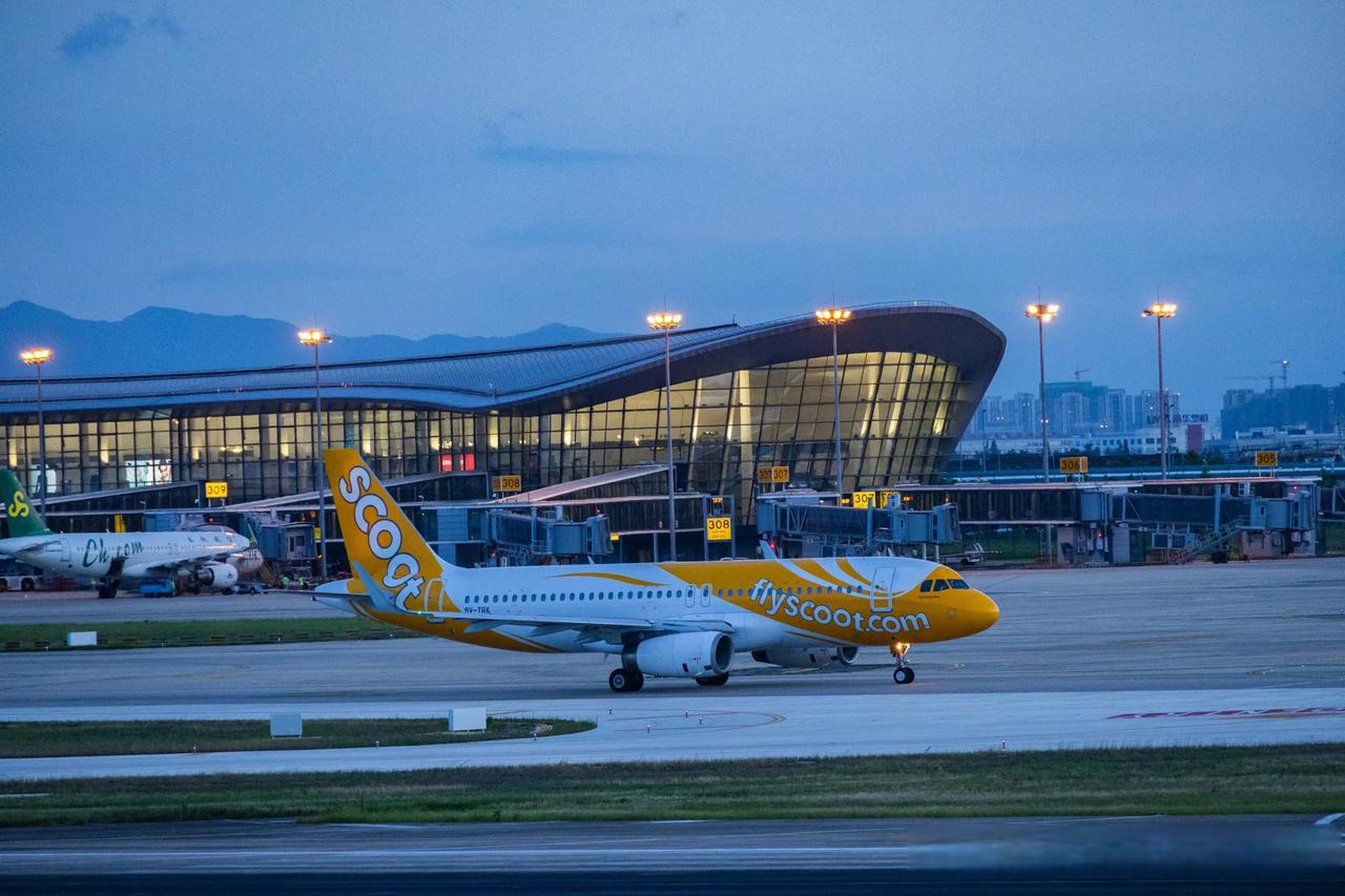 妙笔生花创作挑战  新加坡酷航空客a320,宁波栎社国际机场滑行中,待出