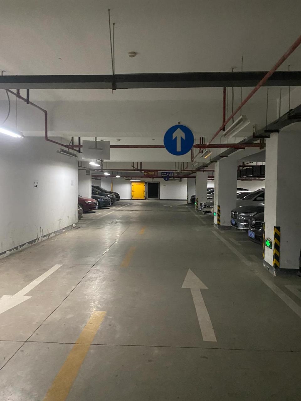 这几天电影院的人气很高,都是来看灌篮高手的,停车场平时的空位现在都