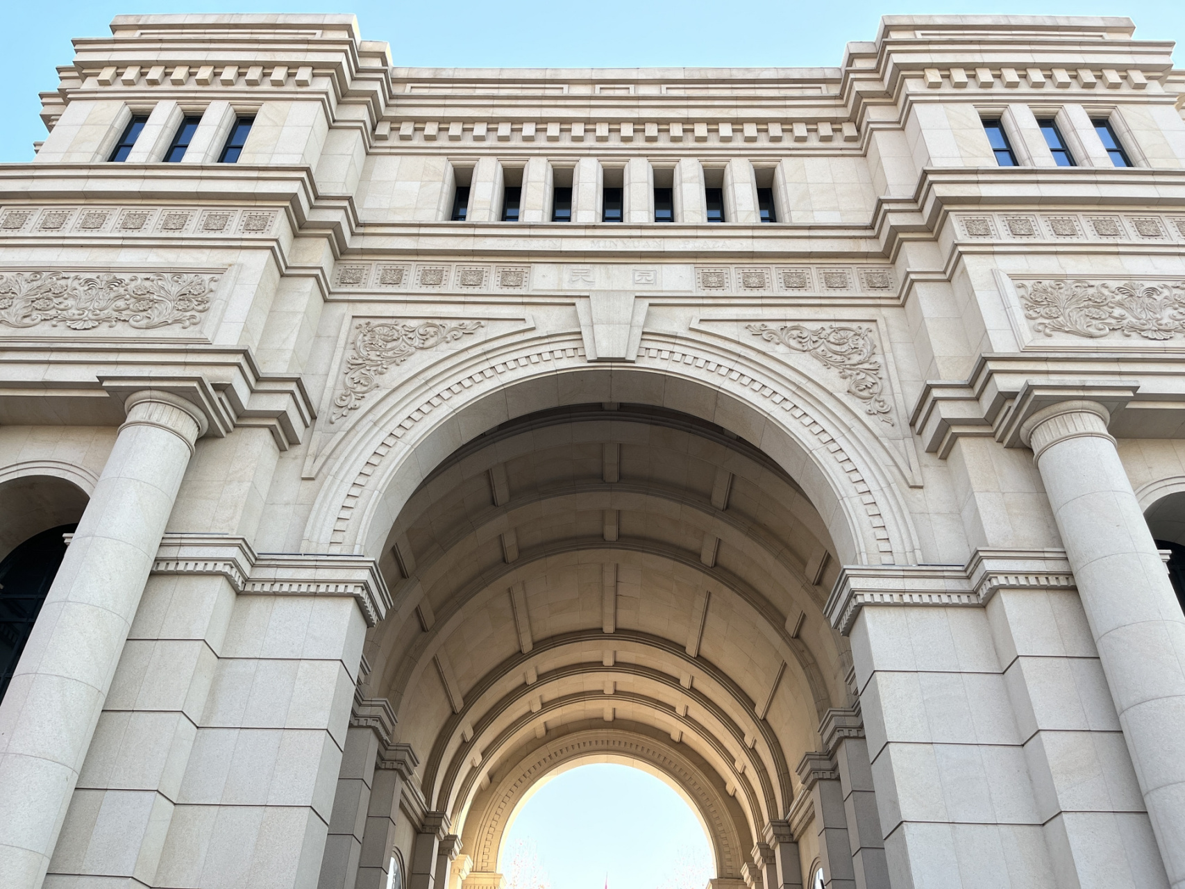 天津打卡|民园广场的人也太多了吧…… 民园广场的拍照秘诀就是: 找一