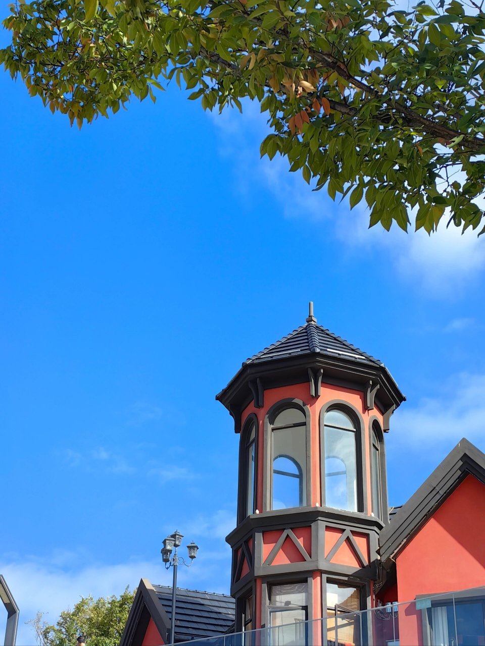 抚仙湖太阳山小镇 太阳山小镇是一个休闲的法式风格啊小镇,住在附近的