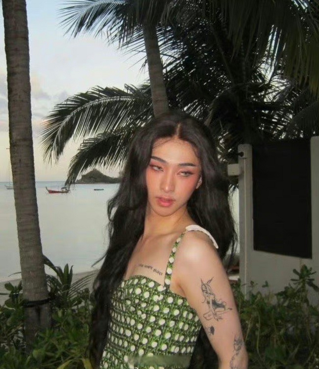 伊能静庾澄庆的大儿子哈利在海边度假,大方晒出女装照,这表现力不输女