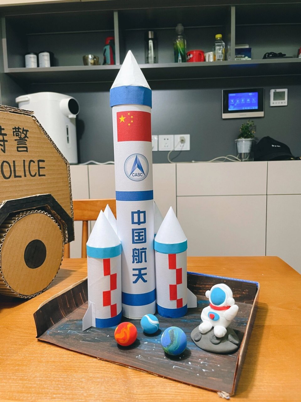 国庆节手工汽车航天飞机手抄报 一个国庆节,两个娃,让我的动手能力又