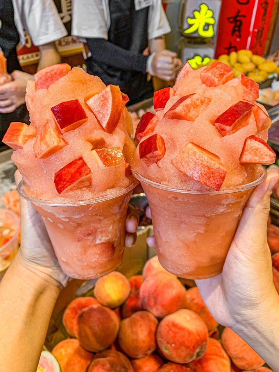 昨晚在夜市吃到水果炒冰了! 水果是自选!选完现场就炒了!
