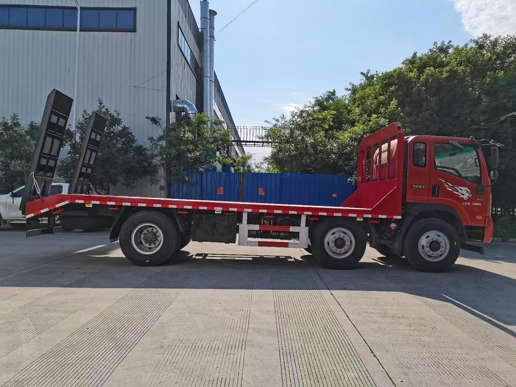 重汽王牌小三轴平板运输车:公告型号cdw5244tpbk36fefa,整车尺寸:9650