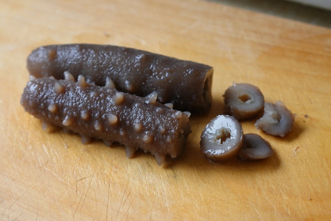 菌菇海参烩—强身健体 准备洋葱,白玉菇,蟹味菇,口蘑,泡发好的海参两