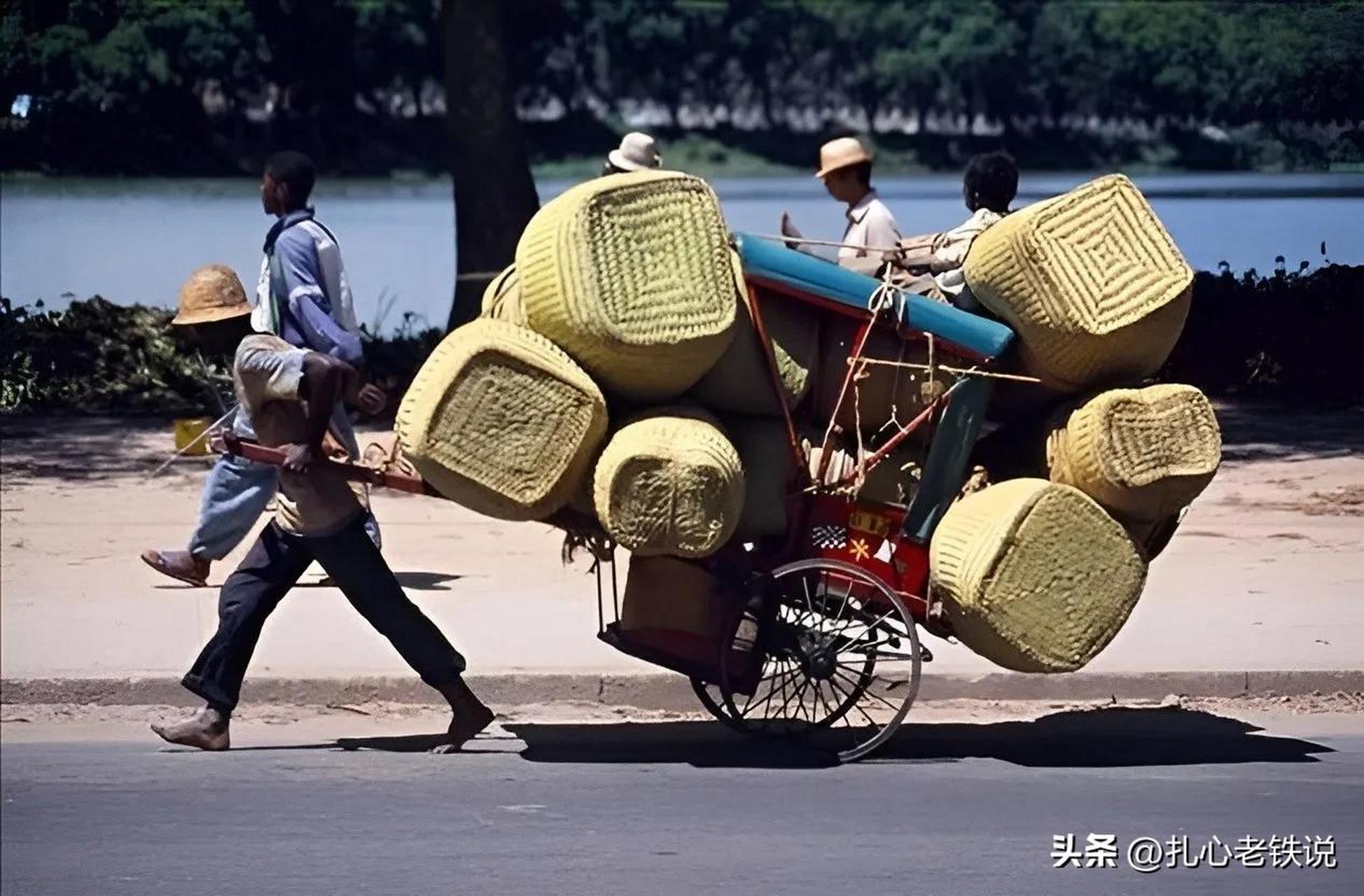 早被淘汰的人力大板车,闲置数十年后,又再次亮相商丘,出现在商丘人 民