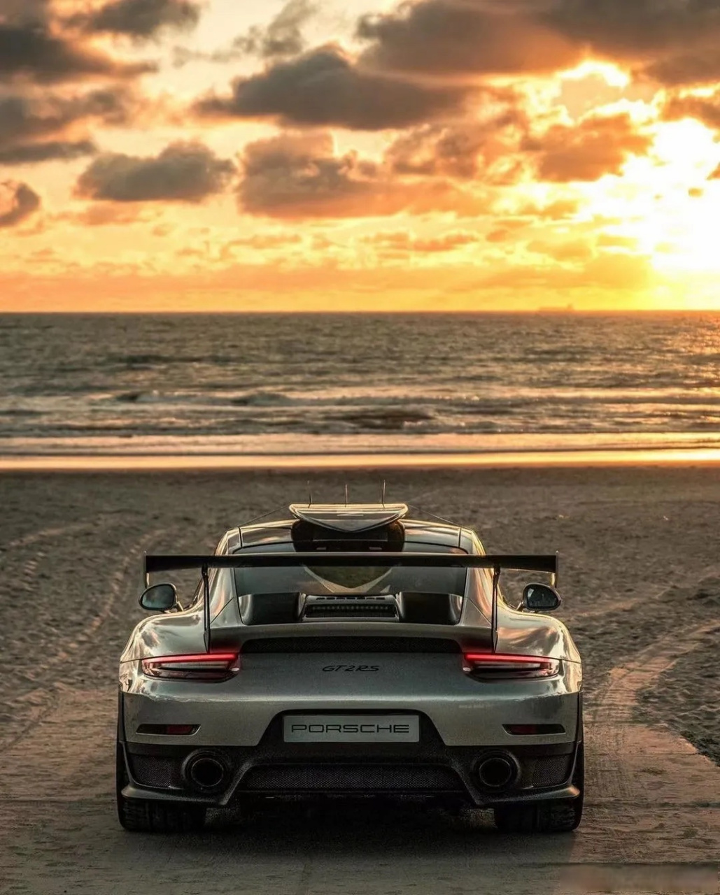 豪车超跑# 清晨的阳光和傍晚的夕阳你选谁呢?保时捷911 gt2rs!