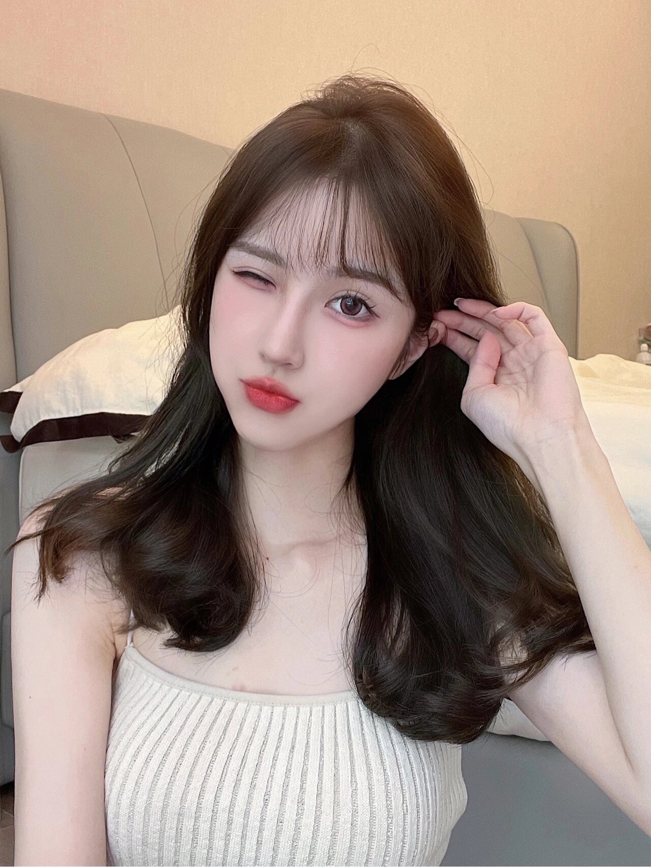 9个不一样的撩头发自拍手势!不怕手尴尬了