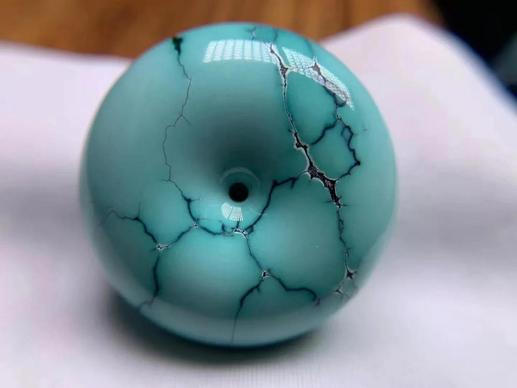 极品绿松石水草纹大平安扣,无白,无裂,铁线飘逸灵动,盘养玉化透,直径