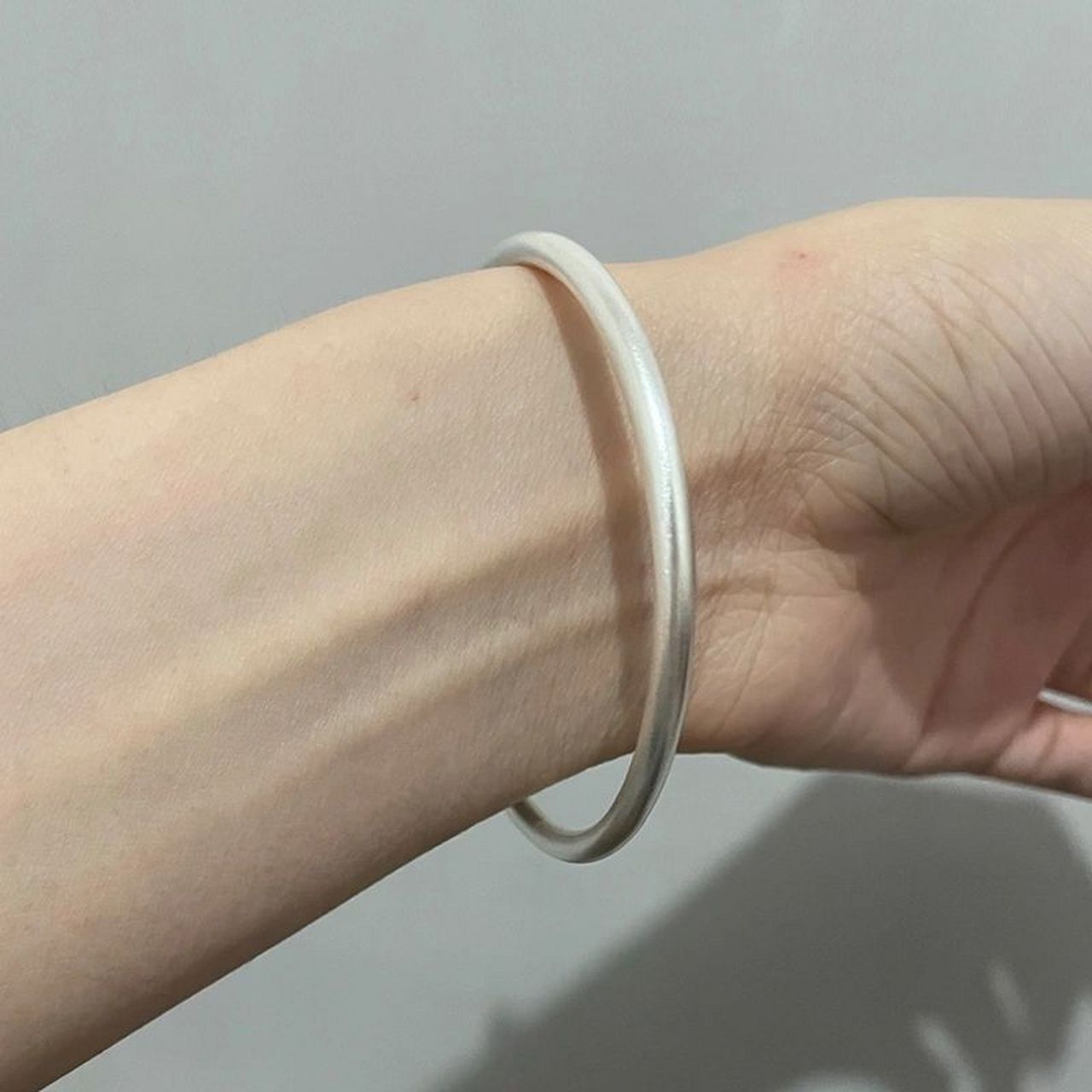 素圈银手镯 男朋友给买了一个30克的素圈银手镯,花了450块钱,算是买贵
