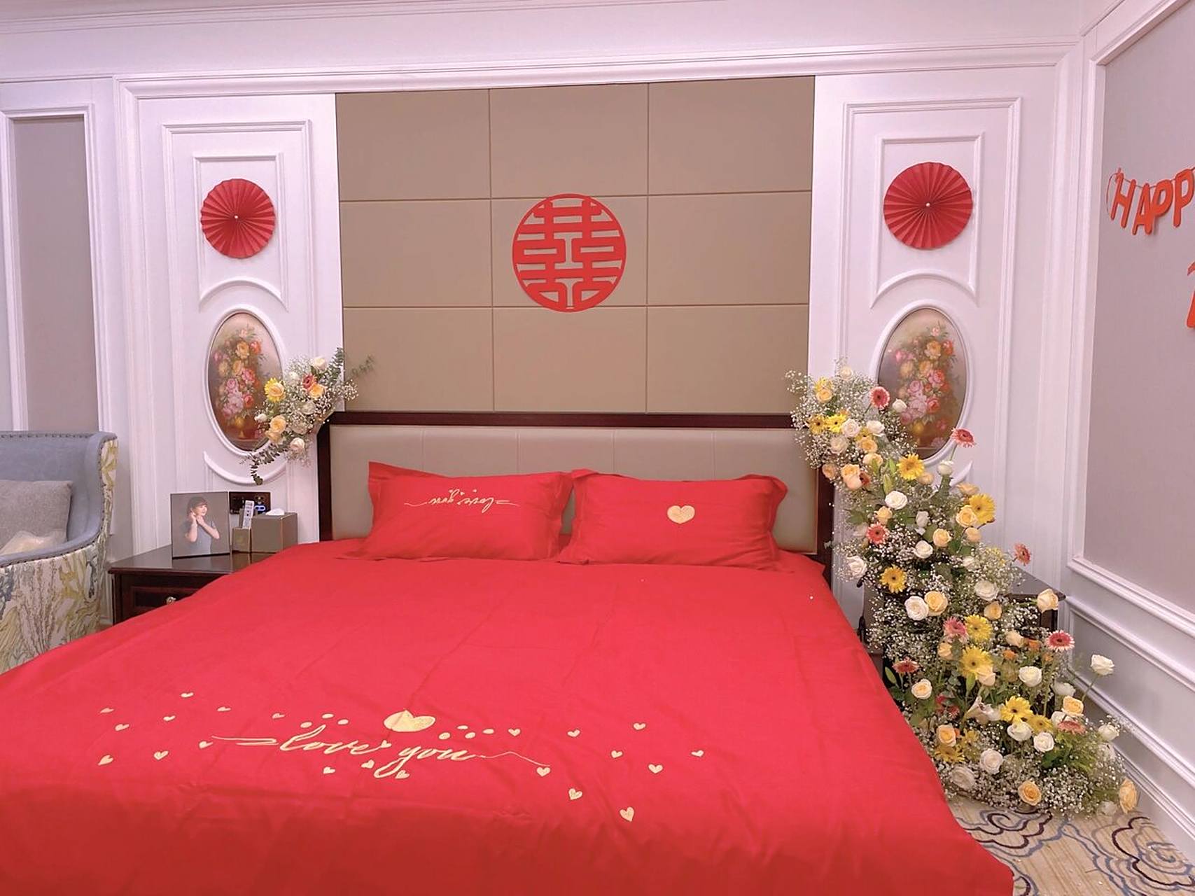 婚房花艺布置 现场插花霍邱心动气球派对 漂亮的阿姨给儿媳选的出嫁
