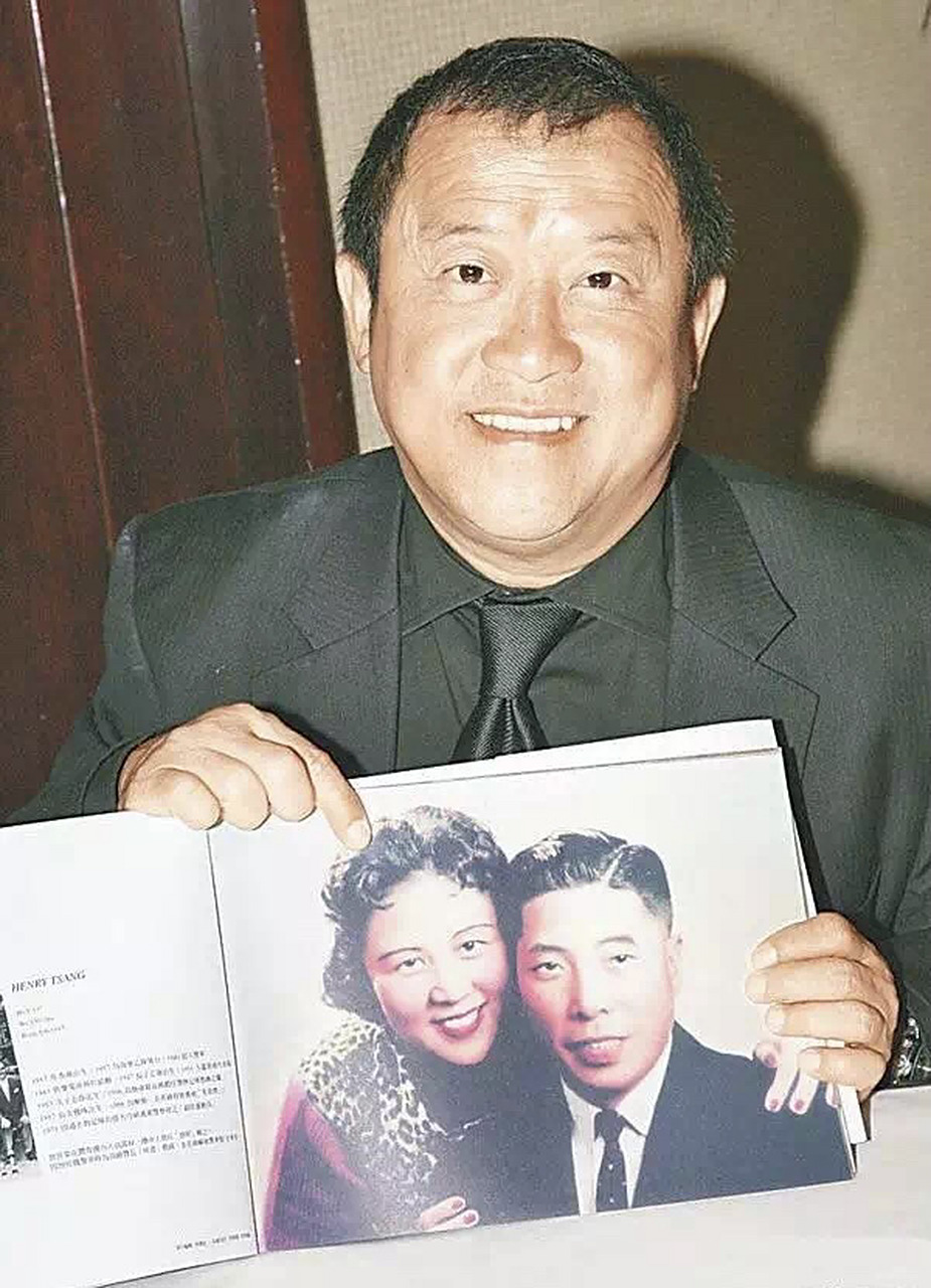 曾志伟之父曾启荣 曾启荣,1916年生于香港,籍贯广东五华.曾启荣高大威