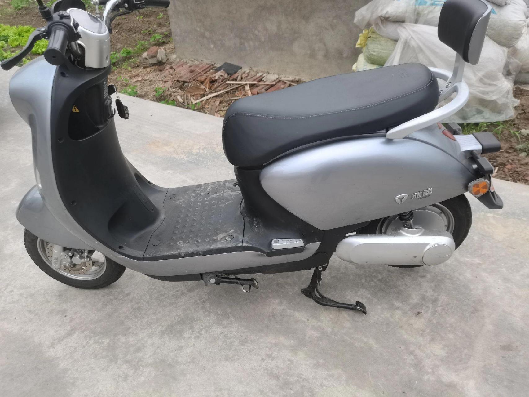 雅迪m6电动车买了一年多五块电池,电池换了一个月能跑五十公里现在