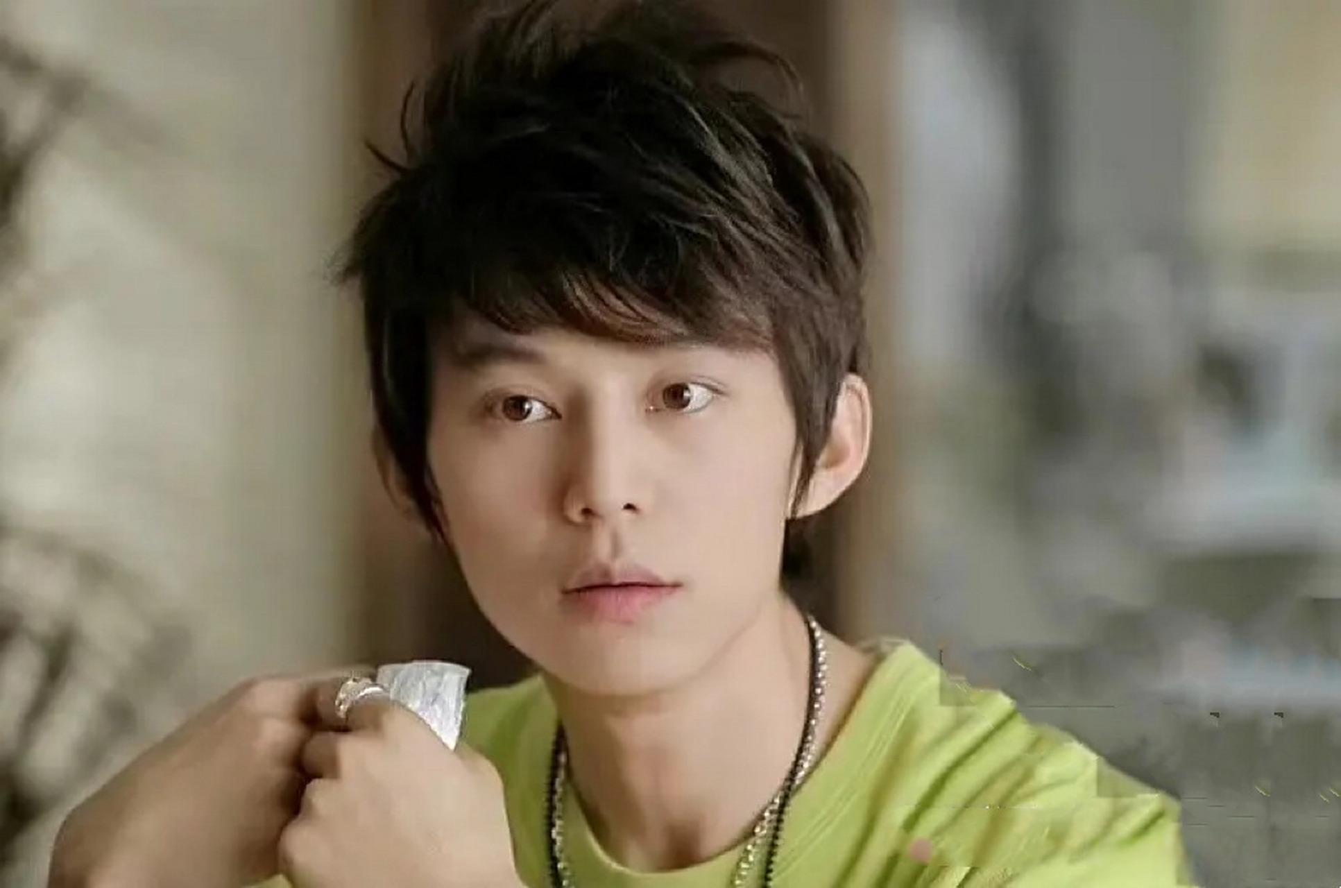 何炅颜值挺好的,比现在的男演员帅,就是矮了点[思考]