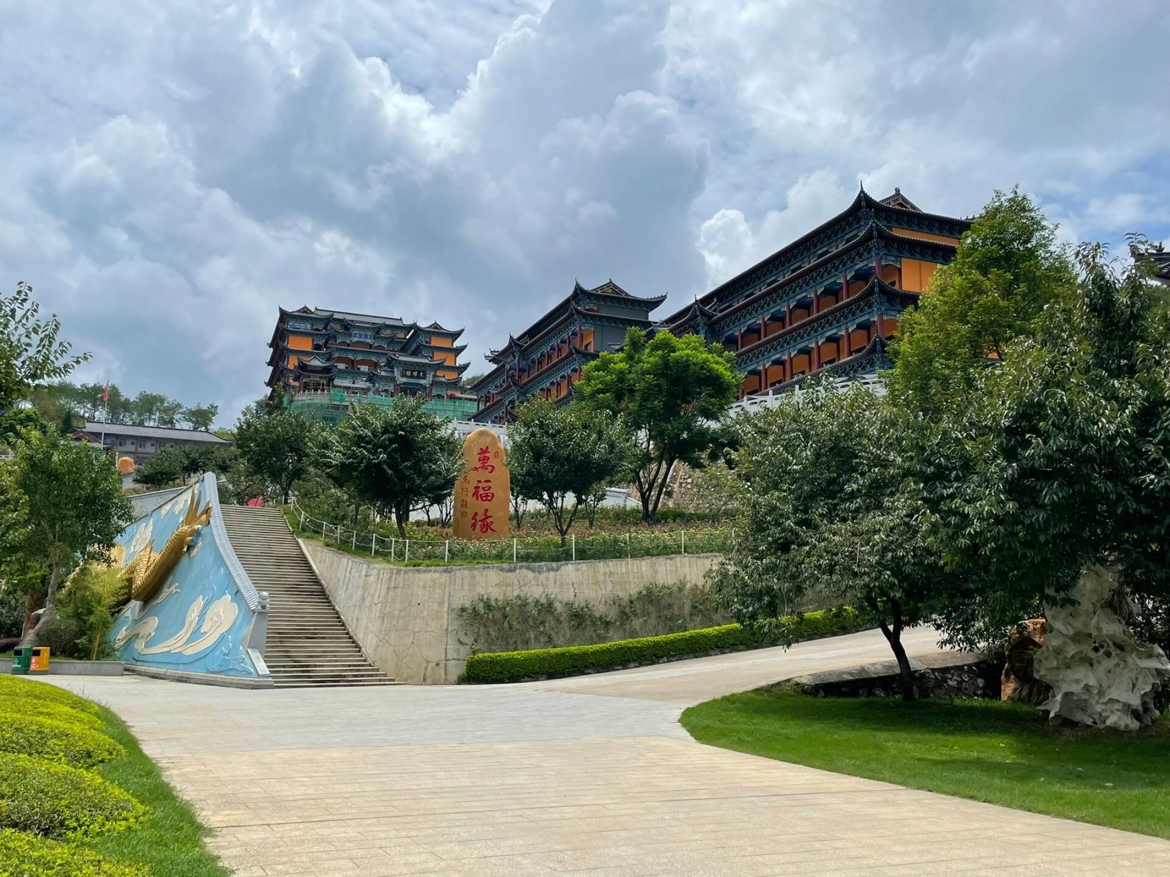 东华寺停车免费,门票免费.