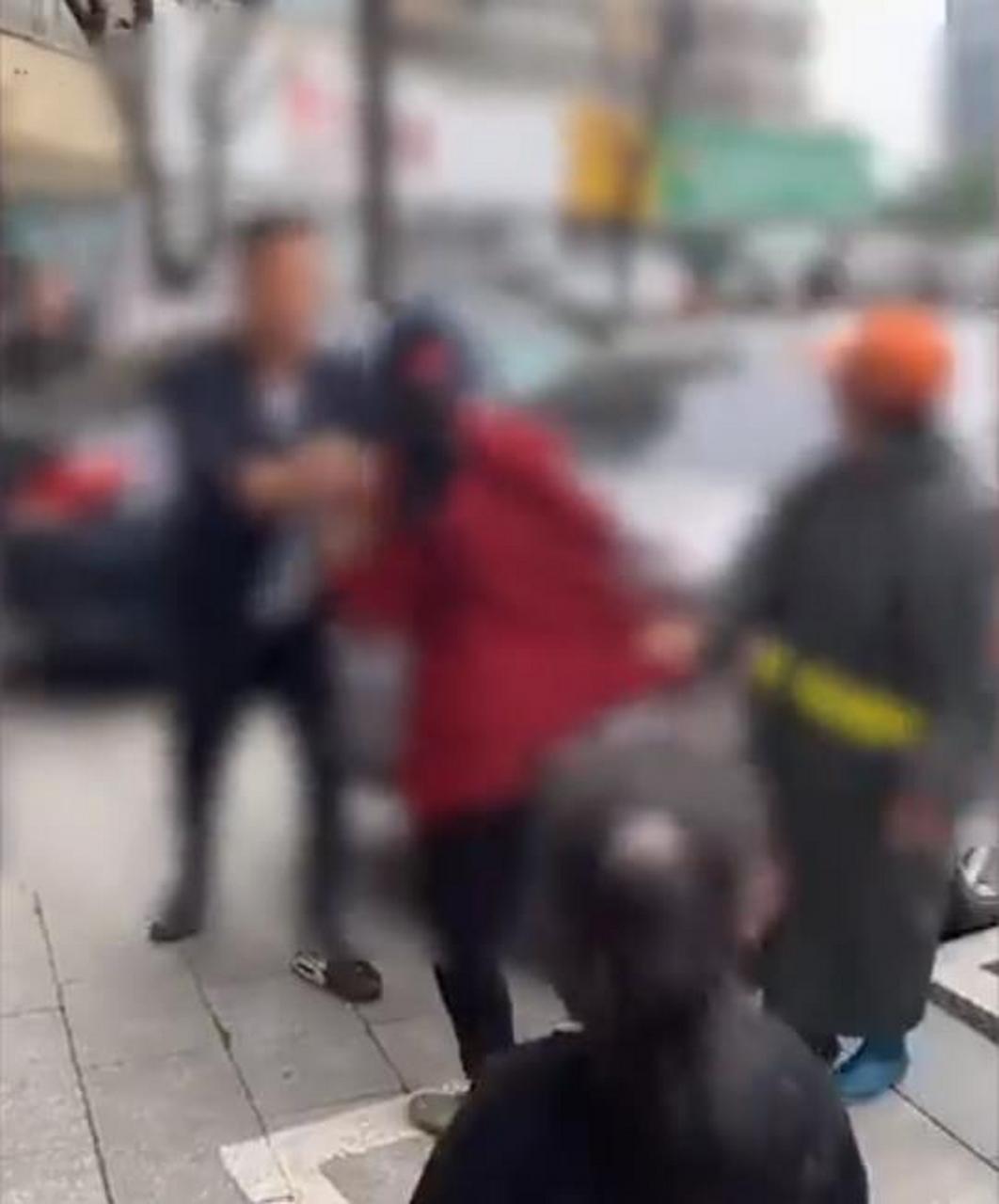 杨女士称,对方打了人想逃走,还好有一位路人大哥报了警,最后女