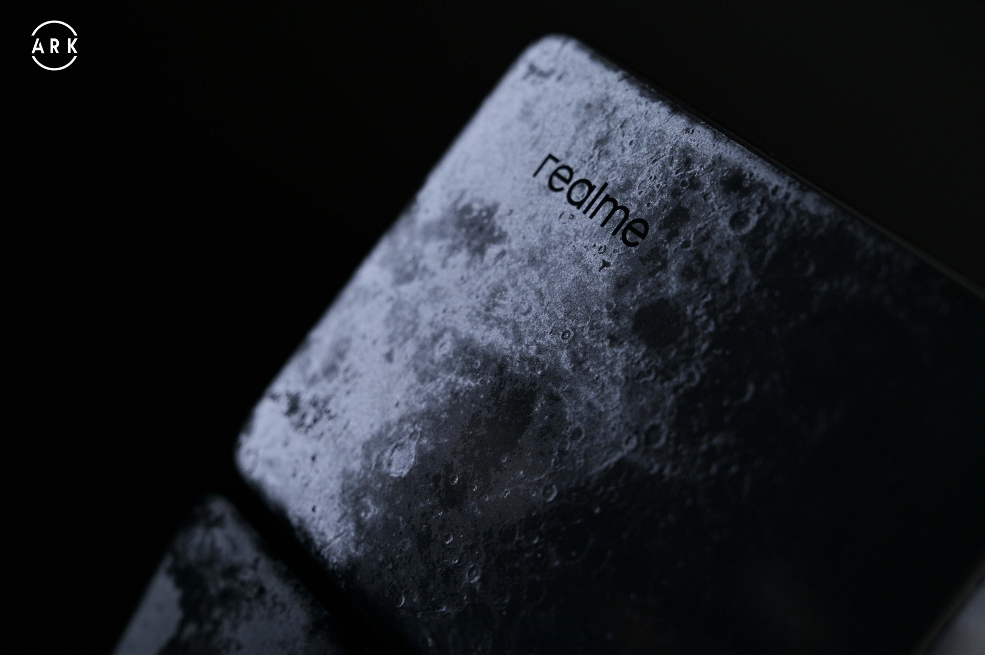 真我gt6月之暗面 很有个性的一台质价比旗舰 就是想拍出月亮的纹理