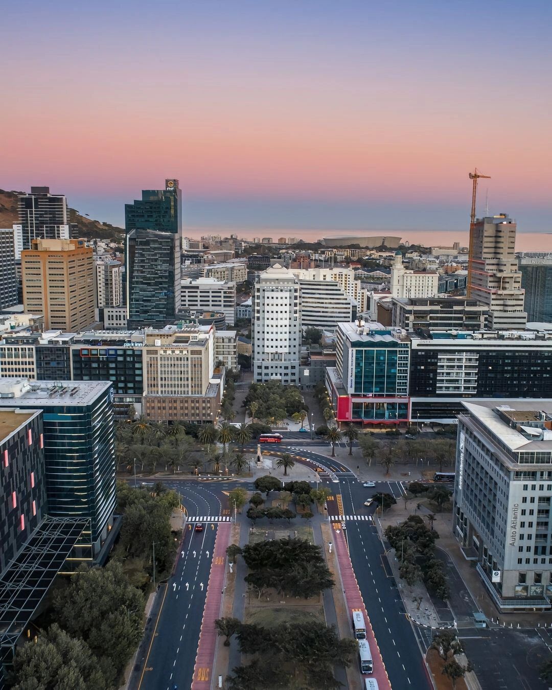 南非第二大城市～开普敦 开普敦,南非立法首都,人口405万人,人均gdp为