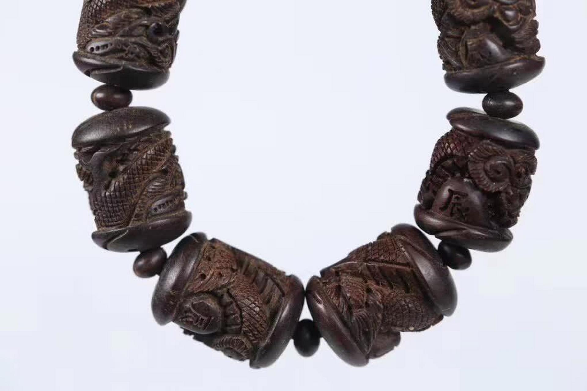 清代沉香雕龙纹手串,以其古朴典雅的姿态,静静地诉说着那个时代的辉煌