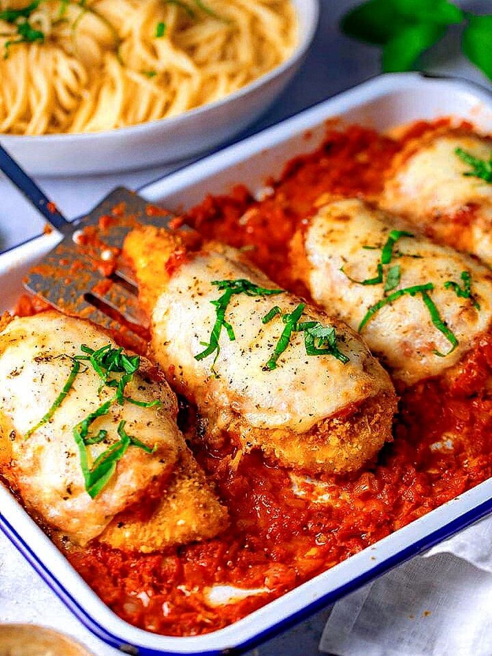 chicken parmigiana(意式奶酪鸡胸)94是一道禽类菜肴,鸡肉上裹着